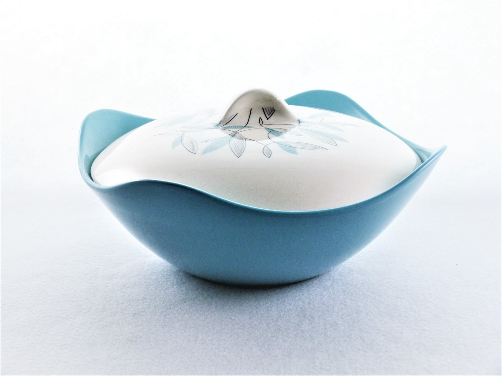 Mid Century Midwinter Modern Tureen, Fashion Shape, "Cassandra", 1960